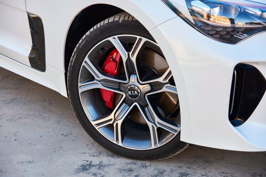Детали экстерьера Kia Stinger GT 2018 года  (ZA) (фото 9 из 40)